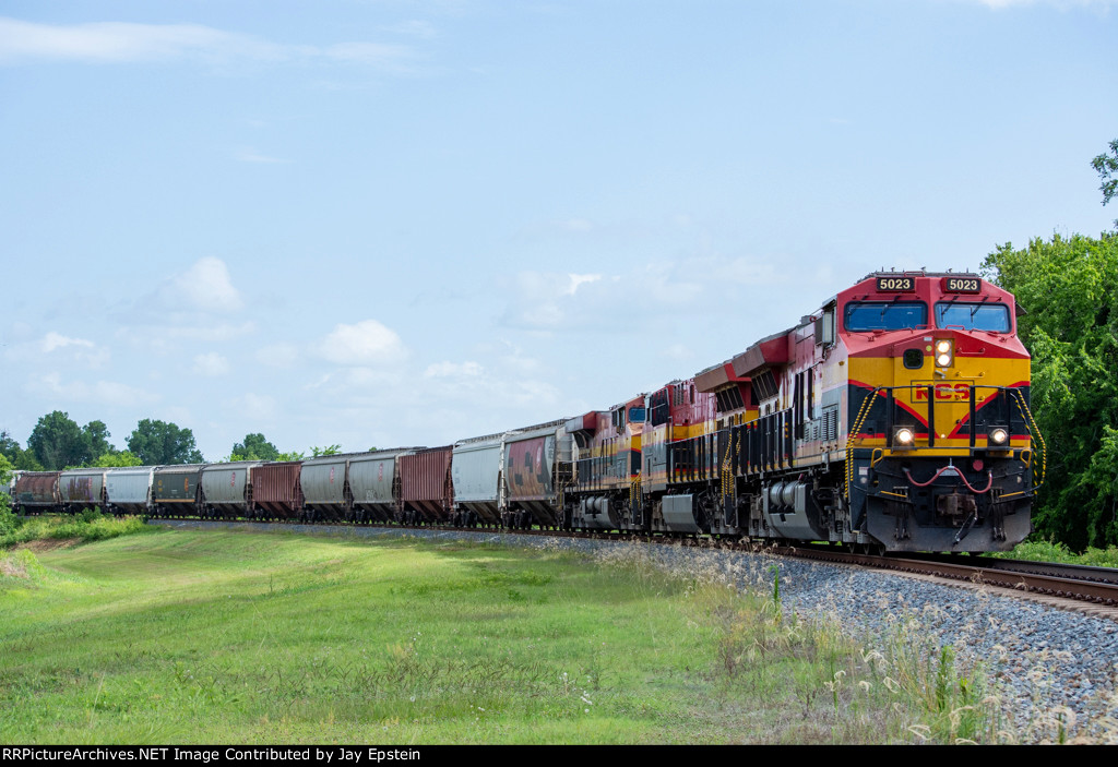 KCS 5023 leads an empty grain train around the big bend in Wharton